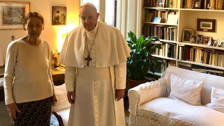 Papst Franziskus besuchte Edith Bruck am 20.2.2021 in ihrer römischen Wohnung