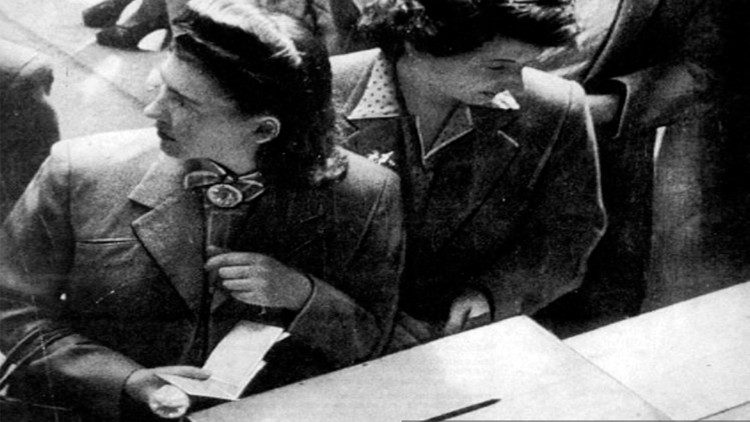 3.	Pada 2 Juni 1946, untuk pertama kalinya di Italia perempuan memberikan suara dalam pemilu tingkat nasional, dalam referendum institusional antara monarki/republik serta untuk Majelis Konstituante (Diamela Eltit)