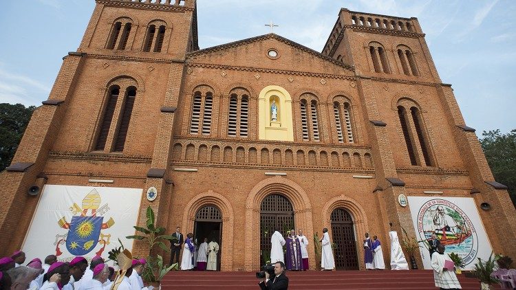 Le Pape François devant la Porte Sainte de la cathédrale de Bangui en novembre 2015. 