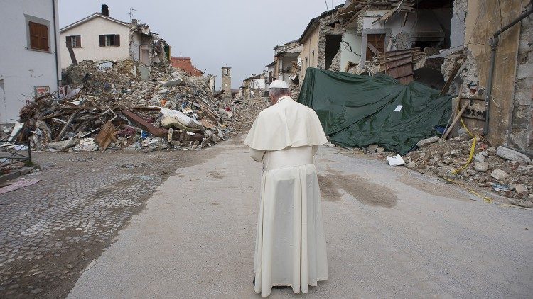 Papa Francesco prega di fronte alle macerie di Amatrice