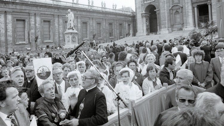 A Praça São Pedro lotada no dia do atentado a JP II