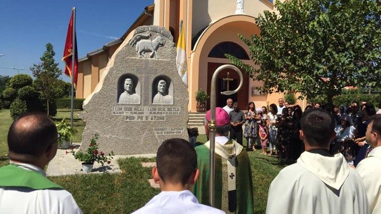 Monumentul Martirilor de la Dajç Bregut te Bunes, în Albania