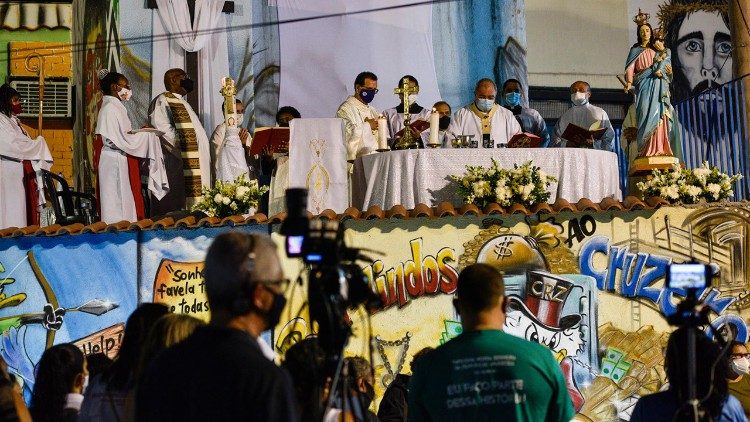 Missa pela paz na comunidade do Jacarezinho, em 2021, celebrada pelo cardeal Dom Orani João Tempesta.