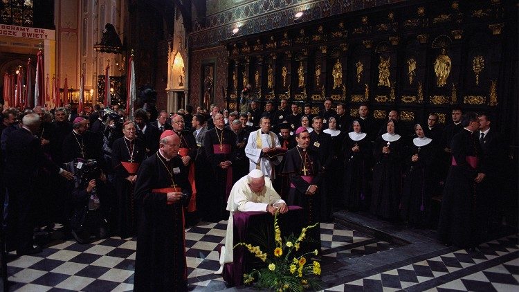 Zdjęcie z wizyty św. Jana Pawła II na Ukrainę, 2001 r.