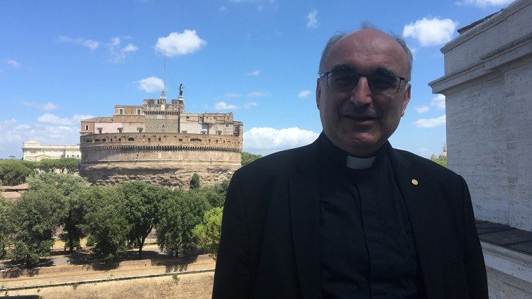 Bischof Wilhelm Krautwaschl, hier bei einem Besuch bei Radio Vatikan