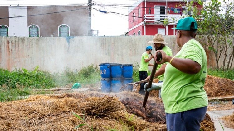 Le 8 tonnellate di rifiuti ricevuti al mese vengono trattate e trasformate in compostaggio