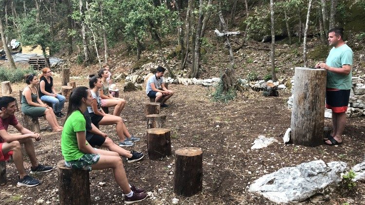 Kampet verore të Kishës me rininë