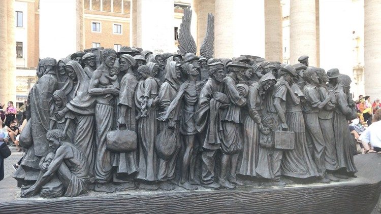 La statua dedicata ai migranti di oggi e di ieri in Piazza San Pietro "Angel Unwares"