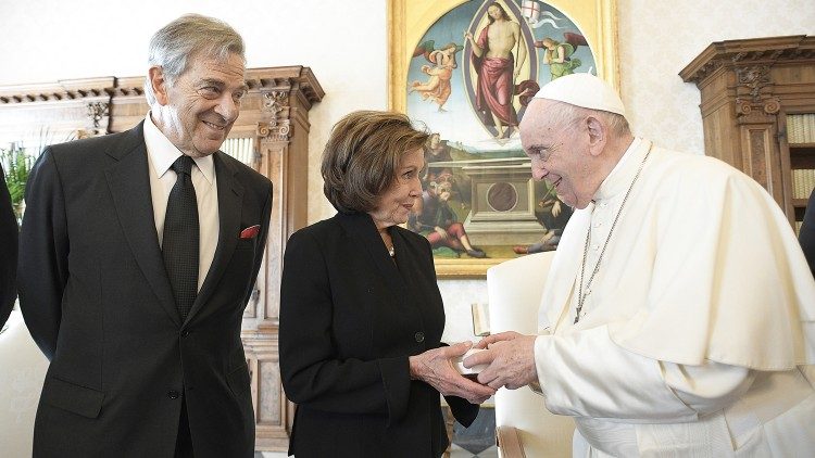 Nancy Pelosi (Mitte) 2021 bei einer Audienz mit Papst Franziskus