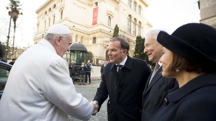 Papież Franciszek odwiedza synagogę w Rzymie 17 stycznia 2016 r.