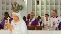 Mgr Guido Marini et le Pape François au cours d'une célébration eucharistique.
