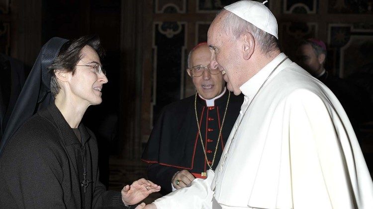 Sr. Raffaella Petrini mit Papst Franziskus