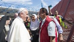 El Papa Francisco visita a refugiados y migrantes en la isla griega de Lesbos en 2016