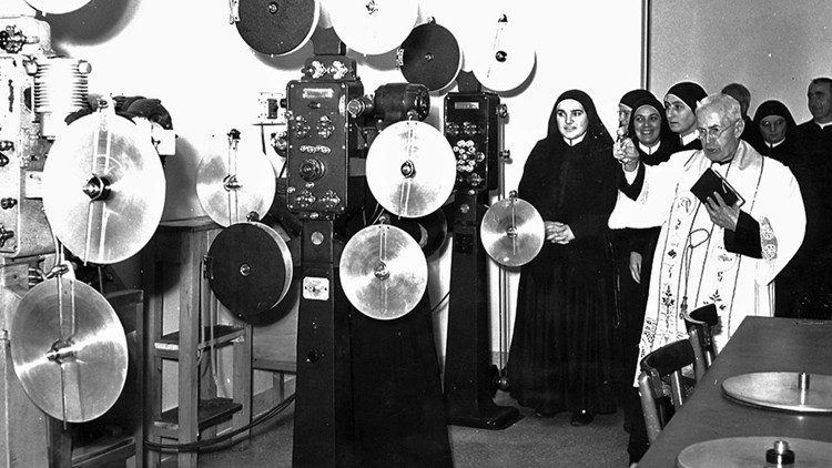 Tiago Alberione aben&ccedil;oando equipamentos cinematogr&aacute;ficos.