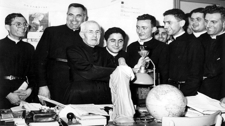 Beato Tiago Alberione junto a irm&atilde;os e padres paulinos