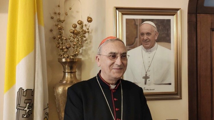 Kardinal Mario Zenari vor einem Bild von Papst Franziskus