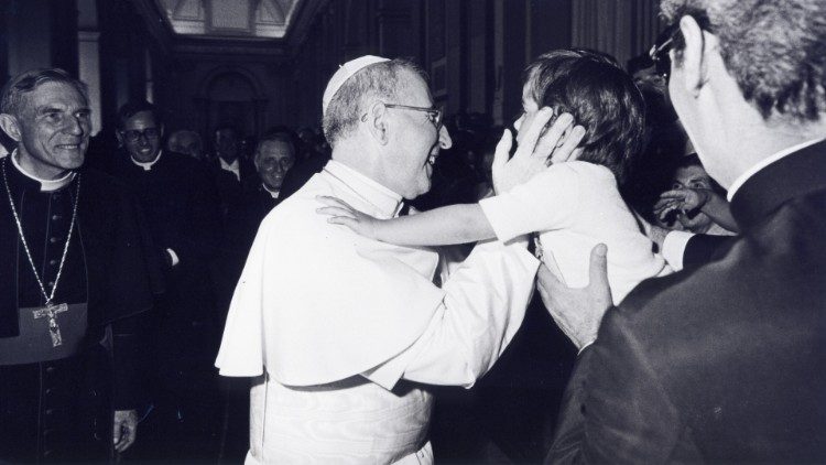Papa João Paulo I com peregrinos da Diocese de Belluno na Sala das Bênçãos (Foto: ©Museu Albino Luciani) 