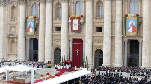 Les papes Jean XXIII et Jean-Paul II, bergers du peuple 