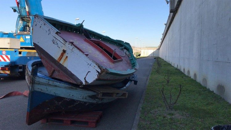 Un barcone portato nel carcere di Opera a Milano dove è attivo un altro laboratorio "Metamorfosi"