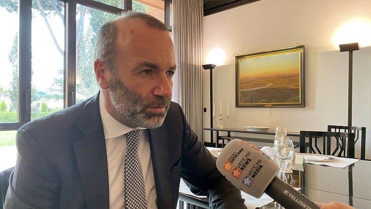 El presidente Manfred Weber en Radio Vaticano con motivo de su visita al Vaticano en el 2022