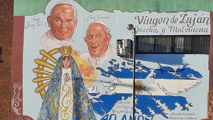Murales représentant Jean-Paul II, François et la Vierge de Lujan, la patronne de l''Argentine