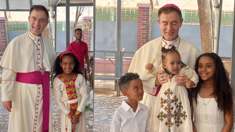 Dom Luís Miguel Muñoz Cárdaba, ex-Núncio no Sudão e Eritreia, celebrando a Páscoa com refugiados e deslocados