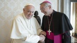Schick im April letzten Jahres mit dem Papst