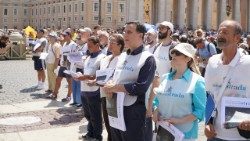 Eine Verteil-Aktion der Zeitung am Petersplatz