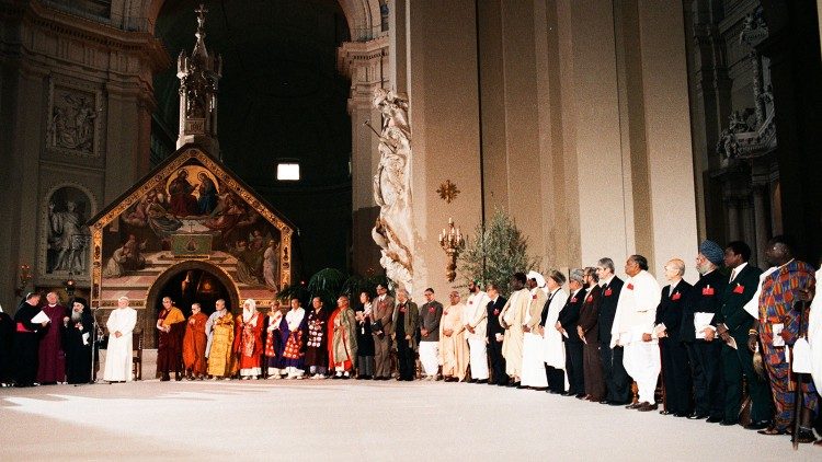 San Giovanni Paolo II e i rappresentanti delle diverse religioni insieme ad Assisi per la Giornata mondiale di preghiera per la pace,  27 ottobre 1986.