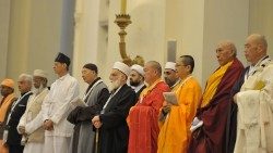 Rappresentanti di diverse religioni in un momento di preghiera