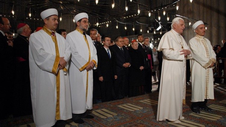 Benedikt XVI. (2005-13) bei seinem Gebet in der Blauen Moschee im November 2006