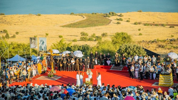 Neokatechumenų jaunimas Palaiminimo kalno vietovėje Šventojoje Žemėje