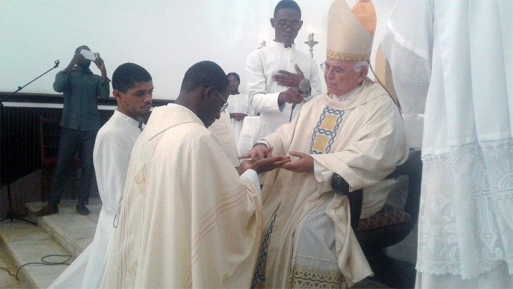 Ordenação sacerdotal do Padre Vicente Sacramento de Sousa Coelho, por Dom Manuel António