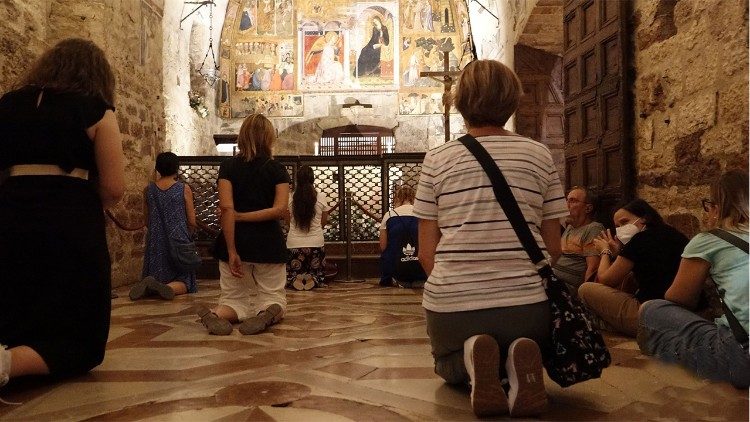 Podle tradice  o udělen&iacute; odpuštěn&iacute; pro kaj&iacute;cn&iacute;ky pož&aacute;dal František ve sv&eacute;m viděn&iacute; př&iacute;mo Krista, ten mu však řekl, ať se obr&aacute;t&iacute; na jeho vik&aacute;ře na zemi