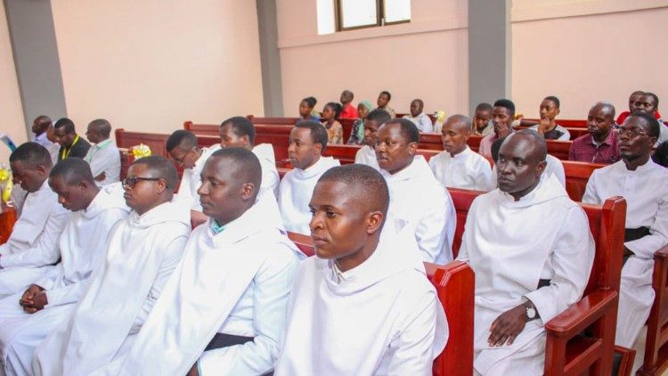 Fasihi inatumia lugha kufikisha ujumbe wake