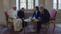 Kungen, drottningen och statsministern närvarar vid påvens begravning. Foto från påvens apostoliska besök i Sverige 2016, i möte med Sveriges kung och drottning