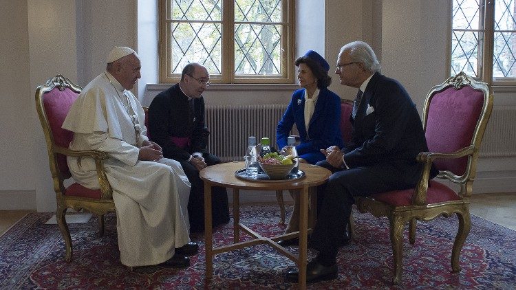 Kungen, drottningen och statsministern närvarar vid påvens begravning. Foto från påvens apostoliska besök i Sverige 2016, i möte med Sveriges kung och drottning