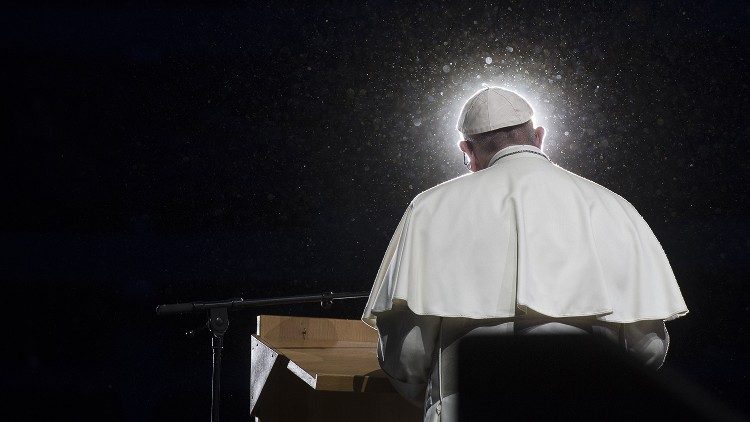 Le Pape François décédé le 21 avril 2025, dans sa soutane blanche.