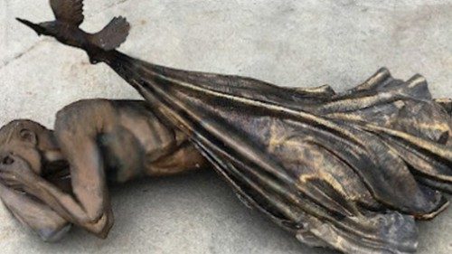 Pope Francis unveils sculpture dedicated to the homeless 