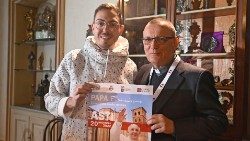 Fabio Celestre (a sinistra) con il vescovo di Asti Marco Prastaro e il manifesto della visita del Papa da lui ideato