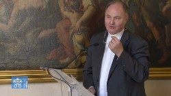 Monsinyo Carlo Maria Polvani ni Katibu Mkuu wa Baraza la Kipapa la Utamaduni na Elimu