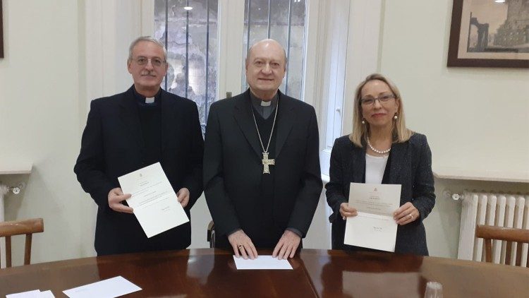 Monsignor Iacoboni e Raffaeella Giuliani con il cardinale Ravasi