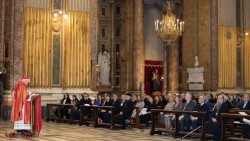Messe célébrée pour la fête nationale roumaine du 1er décembre, le 24 novembre, en la basilique des Saints-Apôtres de Rome. 