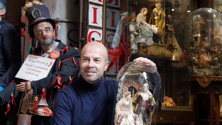 Marco Ferrigno con le sue creazioni