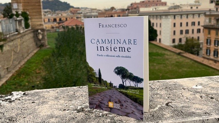 La copertina del libro "Camminare insieme"