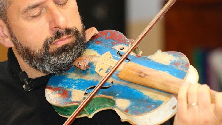 Il violino del mare realizzato con il legno delle barche dei migranti dai detenuti del carcere di Milano-Opera