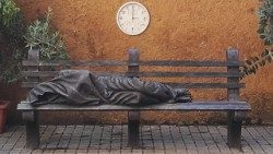 Statue vor dem Eingang des vatikanischen Almosenamts