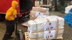 Chargement d'un convoi d'aide humanitaire pour l'Ukraine organisé par l'Aumônerie apostolique.