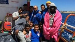 Organizacja Mediterranea Saving Humans ratuje migrantów na Morzu Śródziemnym