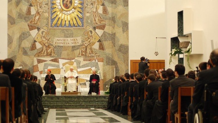 In der Kapelle des Päpstlichen Römischen Priesterseminars (bei einem Besuch von Benedikt XVI. 2007) 